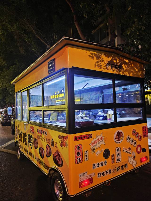 因店铺太忙无时间经营餐车，特此出售全新餐车，内含一米八冷藏展示柜，车长3.5米*…图片2