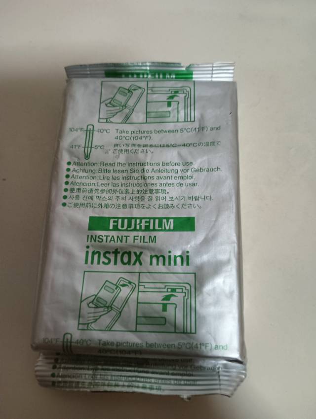 Mini7 内有三张相纸 再送一包全新相纸。相机买了不到一个月，没有磨损。一旦买…