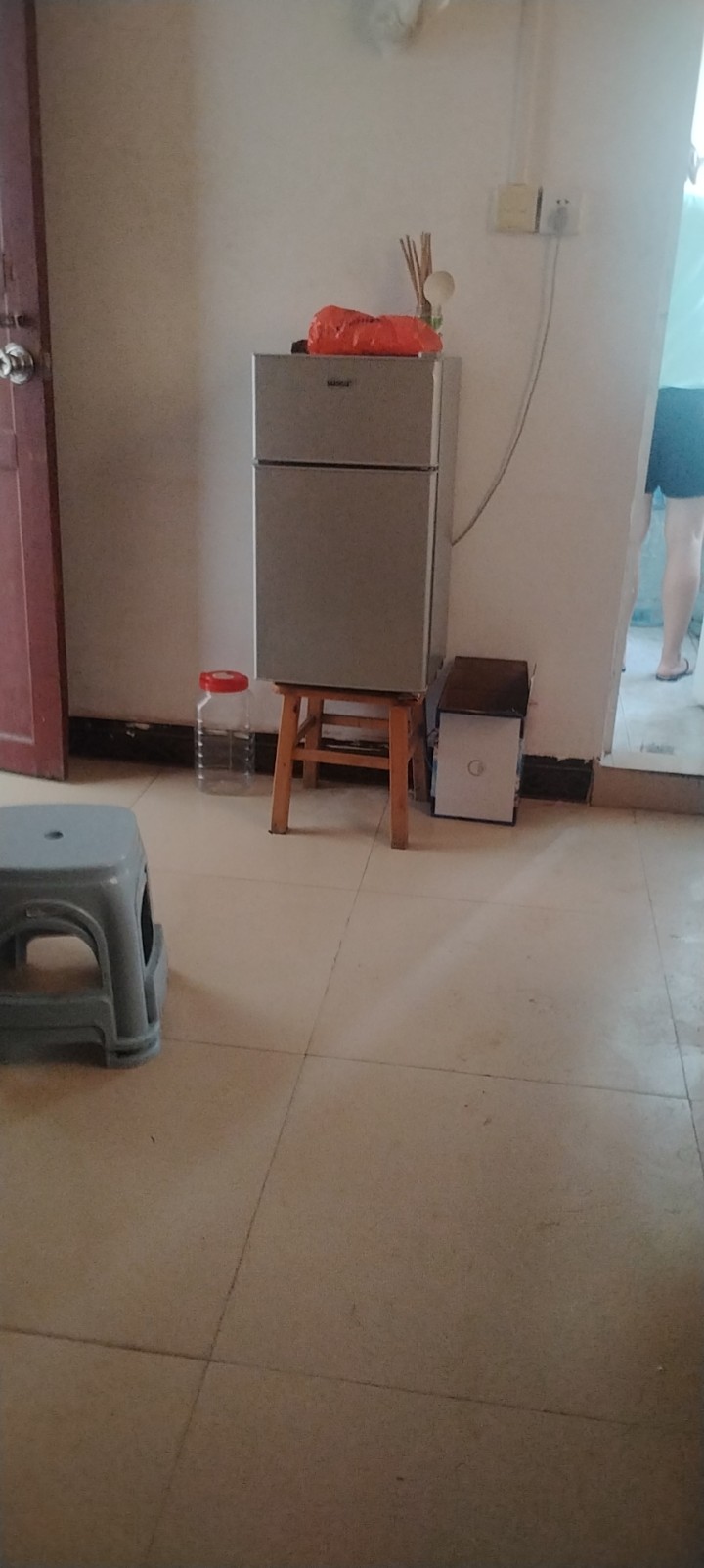 八成新的小冰箱。