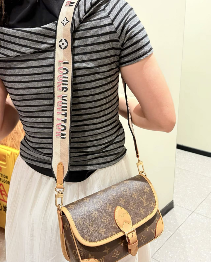 要买新包了这个就出掉了几乎没什么背过，带芯片的法棍包可单肩可斜挎有喜欢的可以私聊图片3