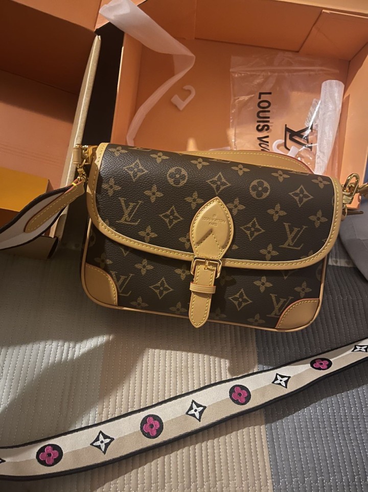 要买新包了这个就出掉了几乎没什么背过，带芯片的法棍包可单肩可斜挎有喜欢的可以私聊图片2