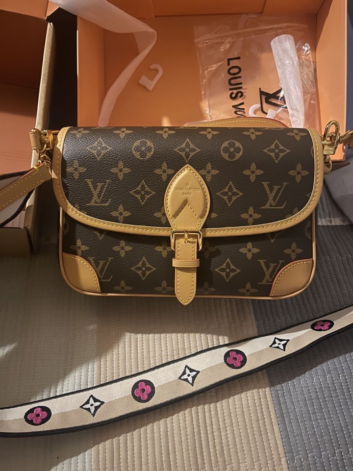 要买新包了这个就出掉了几乎没什么背过，带芯片的法棍包可单肩可斜挎有喜欢的可以私聊