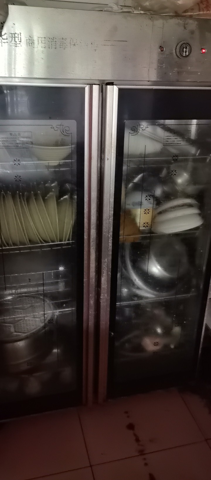 大型消毒柜，餐饮的可以入手，300元处理