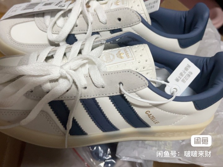 阿迪达斯德训鞋Gazelle，白蓝配色，经典低帮板鞋，全新，带吊牌，翻毛皮鞋头，…