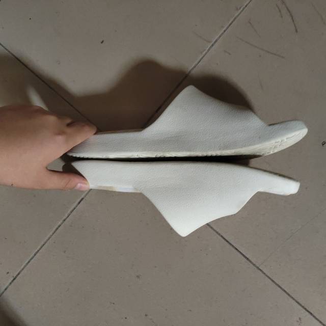 匹克拖鞋，正品，刚买一个月，轻微使用痕迹，有点开胶，便宜卖