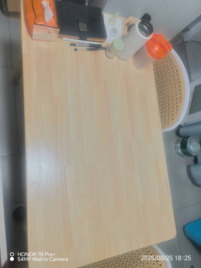 全实木木桌，尺寸100*60*75，自提。桌面干净整洁，整体成色不错。