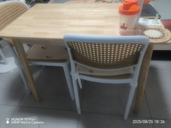 全实木木桌，尺寸100*60*75，自提。桌面干净整洁，整体成色不错。图片2