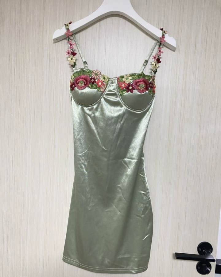 辣妹绿色花朵刺绣吊带连衣裙，夏季超显瘦款，带胸垫，收腰设计，A字版型，冰凉面料，…图片3