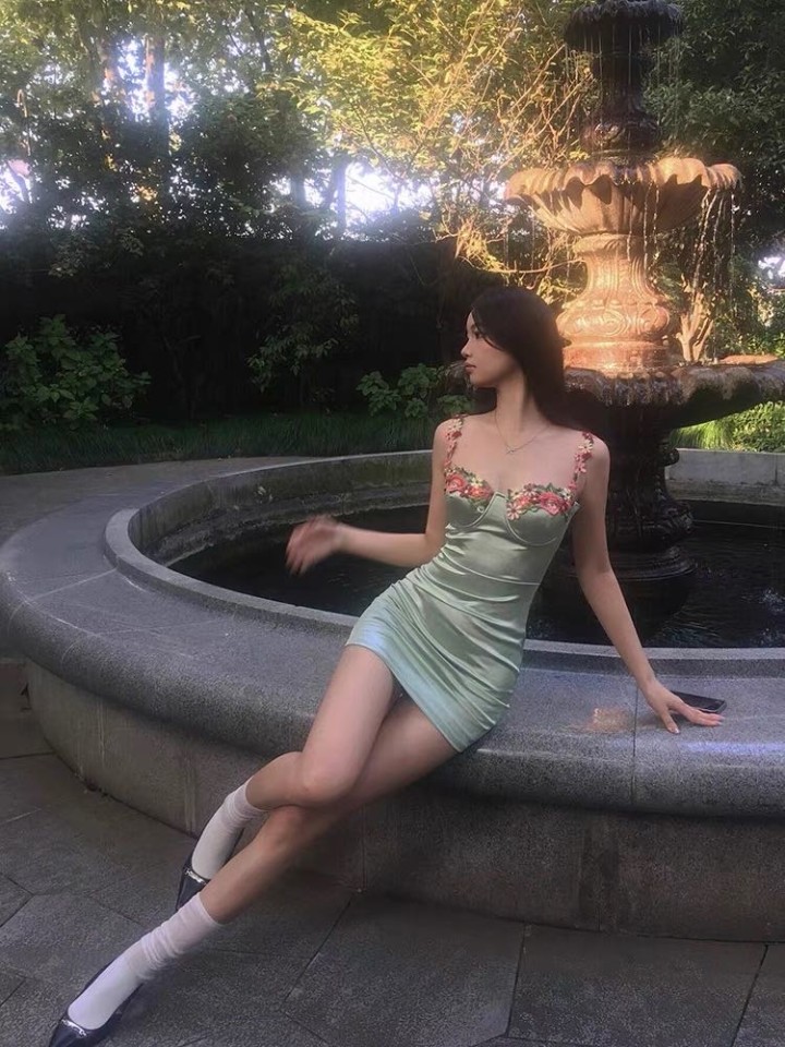 辣妹绿色花朵刺绣吊带连衣裙，夏季超显瘦款，带胸垫，收腰设计，A字版型，冰凉面料，…