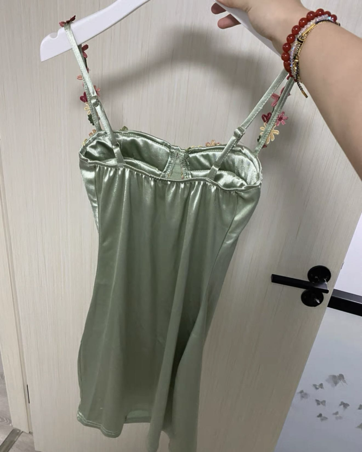 辣妹绿色花朵刺绣吊带连衣裙，夏季超显瘦款，带胸垫，收腰设计，A字版型，冰凉面料，…图片5