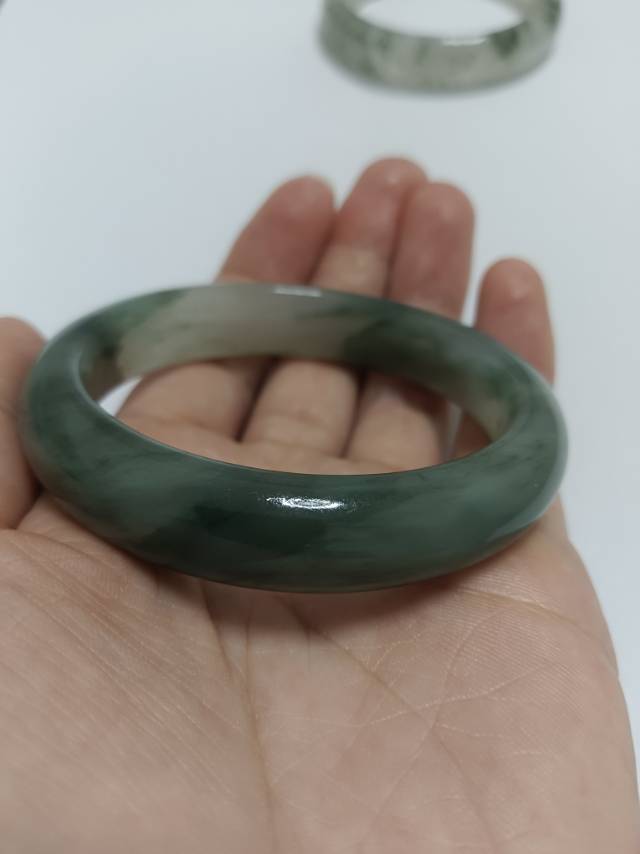 朋友送的金丝玉和鸡血玉，小了一次没戴过，59圈口，有缘收图片2