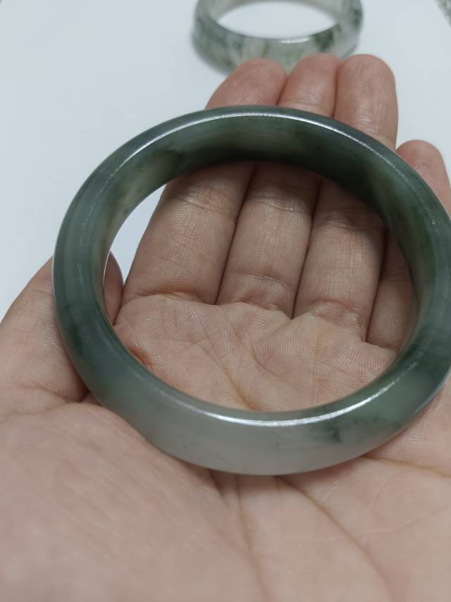 朋友送的金丝玉和鸡血玉，小了一次没戴过，59圈口，有缘收