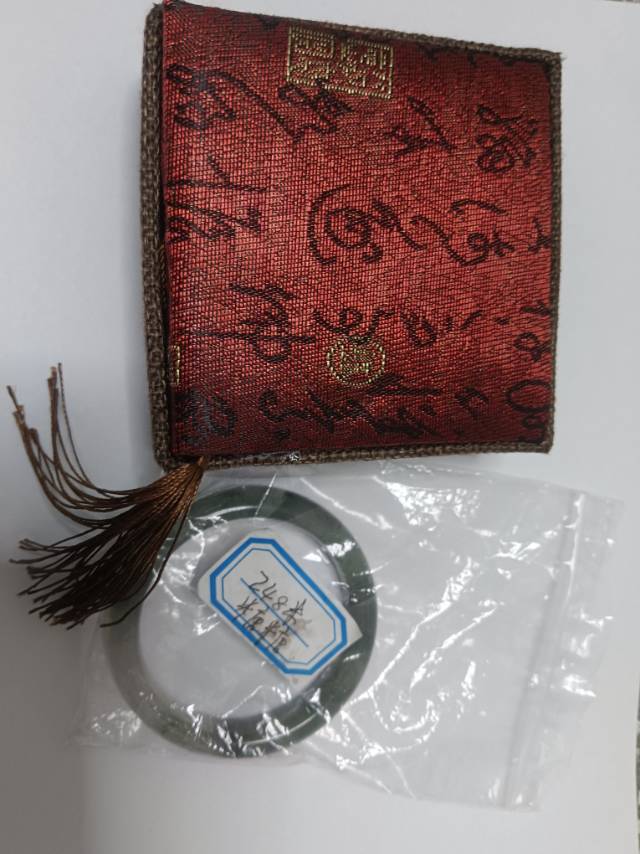 朋友送的金丝玉和鸡血玉，小了一次没戴过，59圈口，有缘收图片5