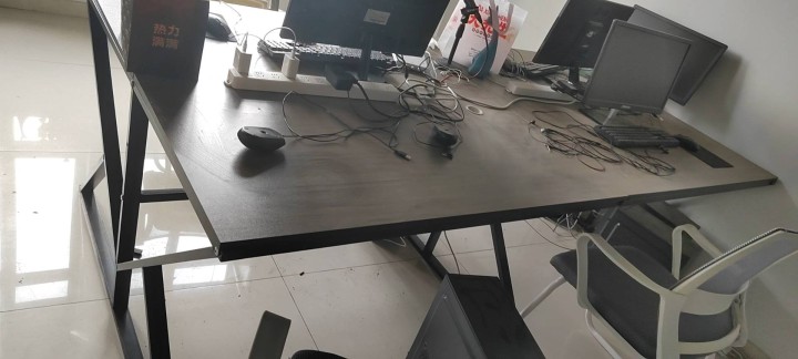 两张办公桌可容纳8人，6张办公椅