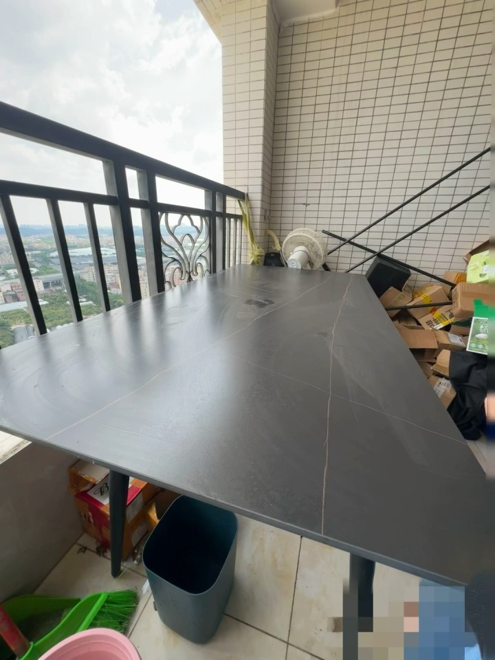 搬家便宜出餐桌，桌面有点脏擦掉即可
