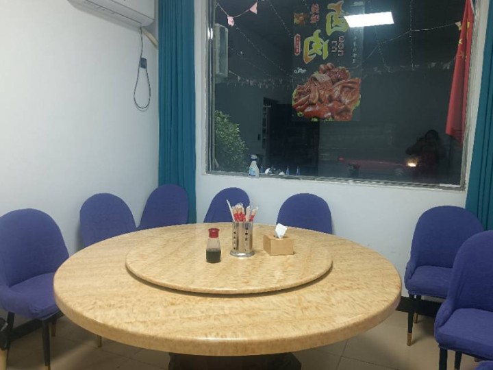 酒店宴会中式大圆桌，带转盘，仿大理石台面，表面光滑有亮泽，易清洗打理，防水性好，…