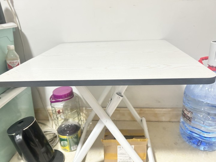 小餐桌一张  电脑桌一张 有意者私