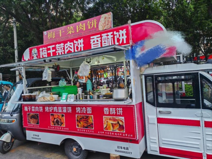 大三轮餐车，车厢2.5米×1.6米，全车总长3.9米，带操作台、烤炉，做鸡蛋灌饼…