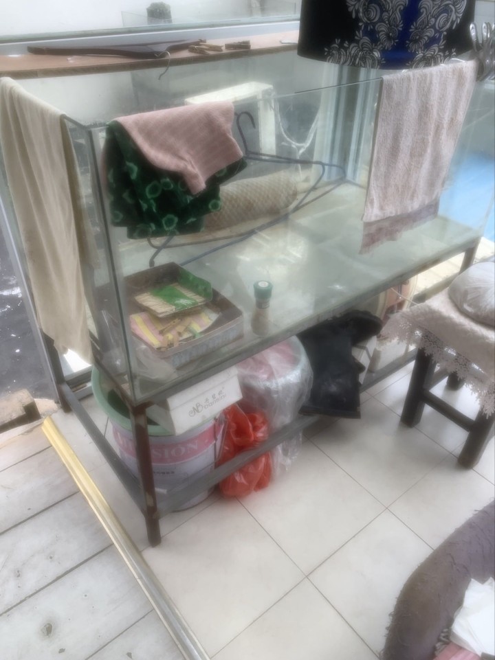 共有三个鱼缸，玻璃缸长宽高分别是：120，60，51，金属架长宽与玻璃缸一样，高…图片2