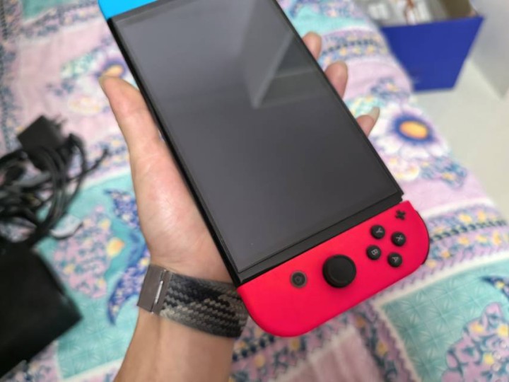 出二手任天堂switch oled双系统，256游戏装满，配件齐全带箱子，真实系…