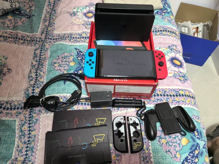出二手任天堂switch oled双系统，256游戏装满，配件齐全带箱子，真实系…图片2