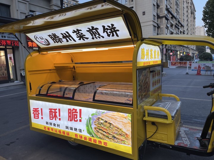 转卖9成新小吃车一辆，带着冰柜，和3个煎饼鳌子，新车1.2万，转让8千，用了俩月…