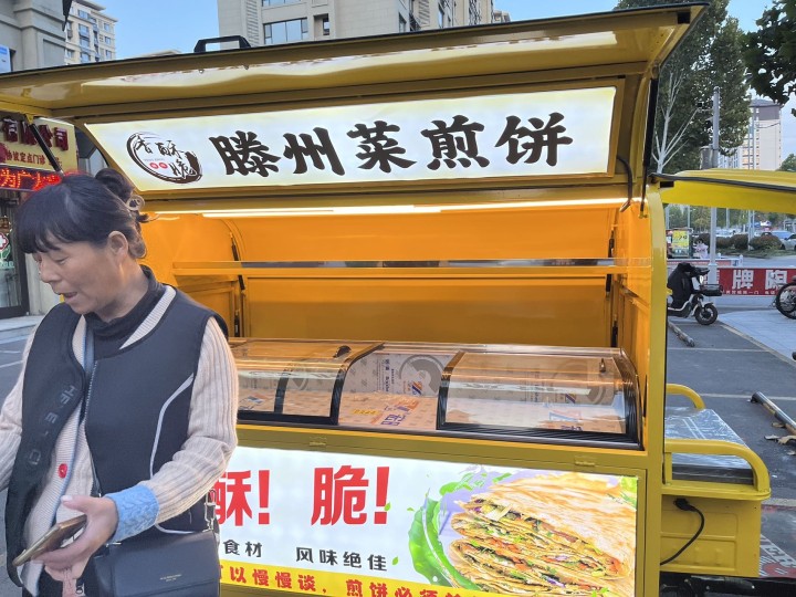 转卖9成新小吃车一辆，带着冰柜，和3个煎饼鳌子，新车1.2万，转让8千，用了俩月…图片2