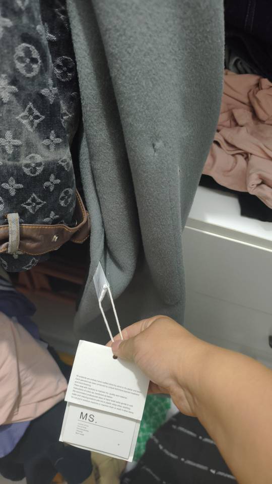 都是全新衣服鞋子。还有一些99新，全部100便宜出。图片只是冰山一角，有需要的加…图片2