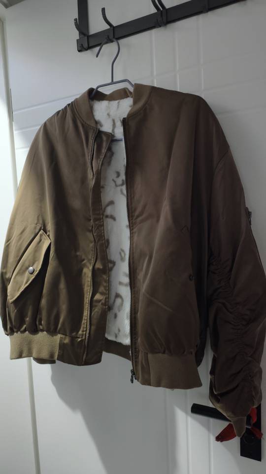 有很多全新的衣服鞋子，