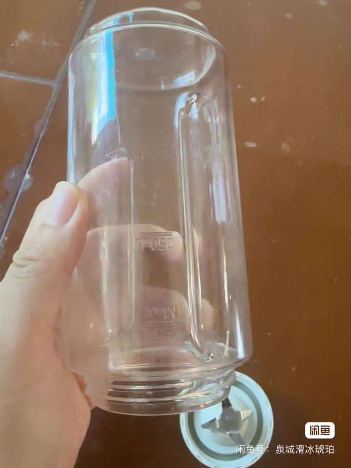 小熊便携式榨汁机LLJ-D04B1，白色机身，双杯设计超方便携带。主机配1个35…图片3