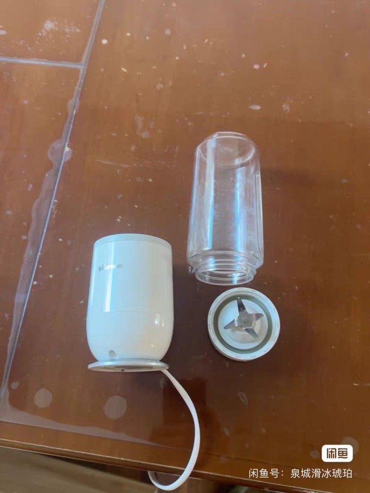 小熊便携式榨汁机LLJ-D04B1，白色机身，双杯设计超方便携带。主机配1个35…图片5