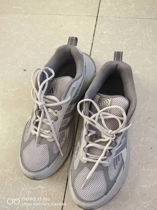 阿迪达斯鞋子，43码的就穿了一次图片2