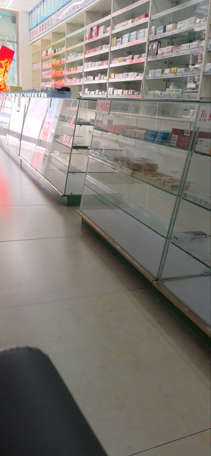 药店不干了，前柜玻璃宝龙柜出售图片3