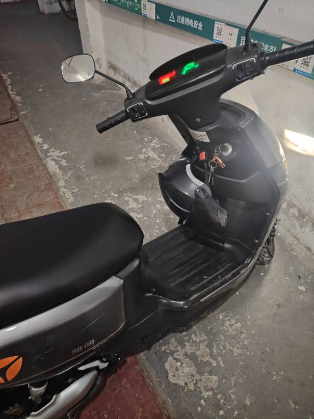 雅迪电动车5块大电池图片3