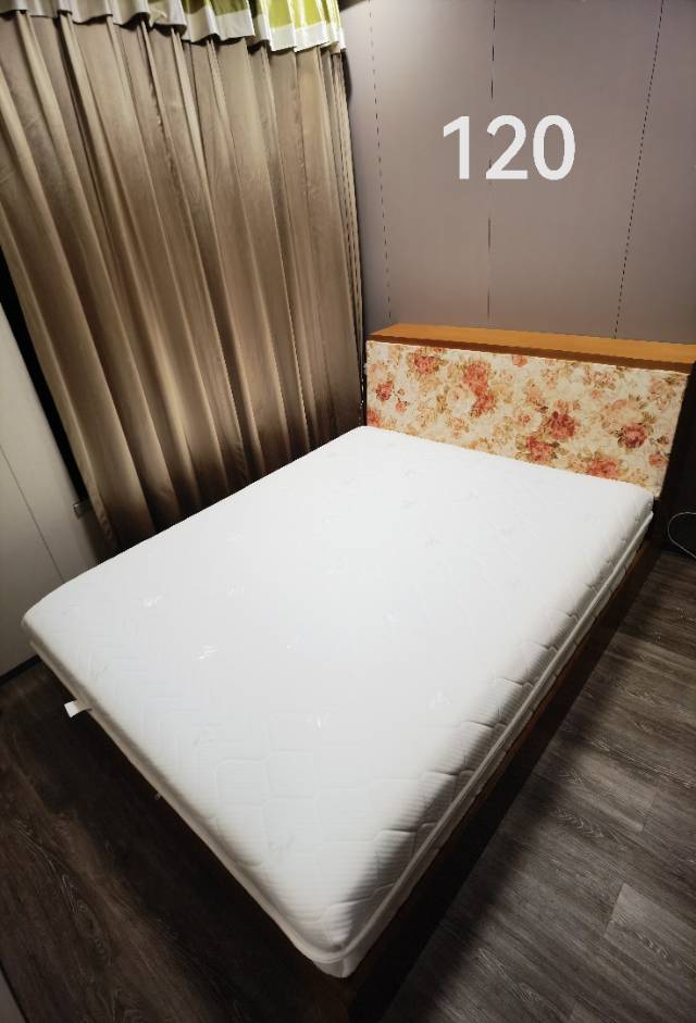 1.5米*1.9米的床，带花卉图案床头板。床头板采用木质材料，搭配精美花卉图案，…