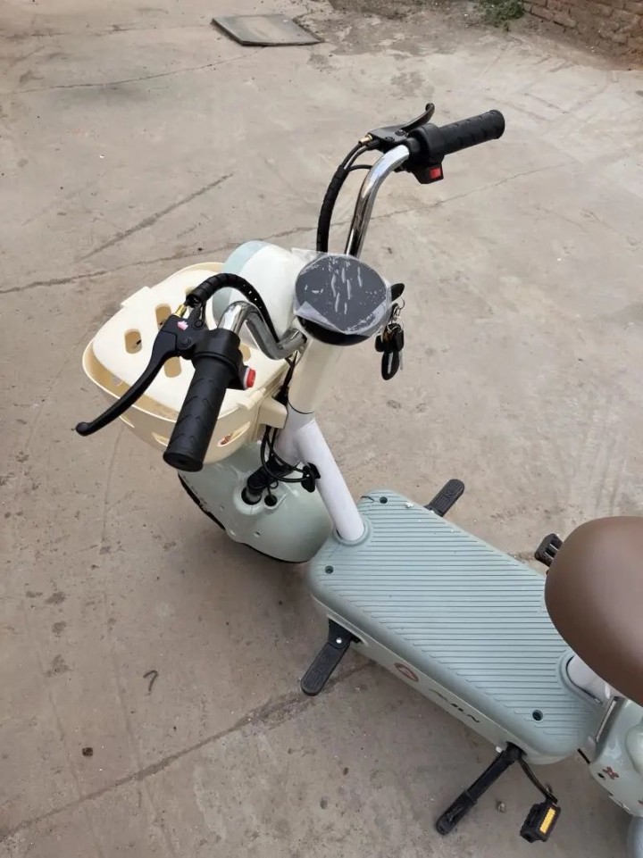 朋友在电动车生产厂上班，以员工价960元购入，加价100块赚个辛苦费。粉色车身配…图片2