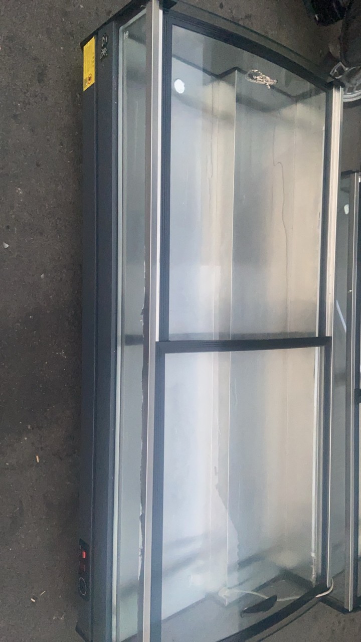 台式阶梯展示柜9成新1800×800×53，有需要的可以上门自提