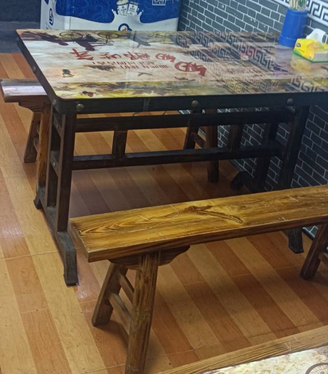 桌子加长条凳子两张一套200元,一共有4套。联系电话15970519927