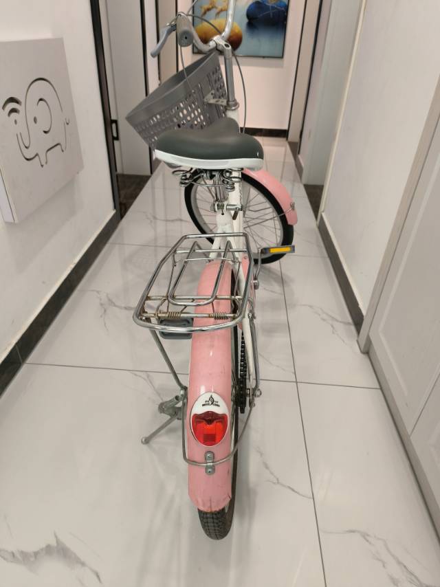 出售凤凰牌粉自行车，95成新需自提，价格可议。联系电话:13375515078