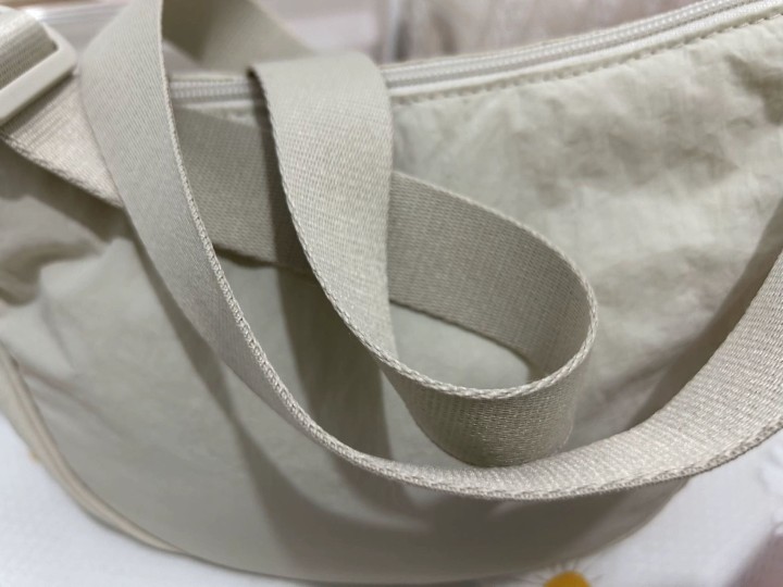 单肩饺子包  买回来一次都没有背  颜色是米白色  超级好看
