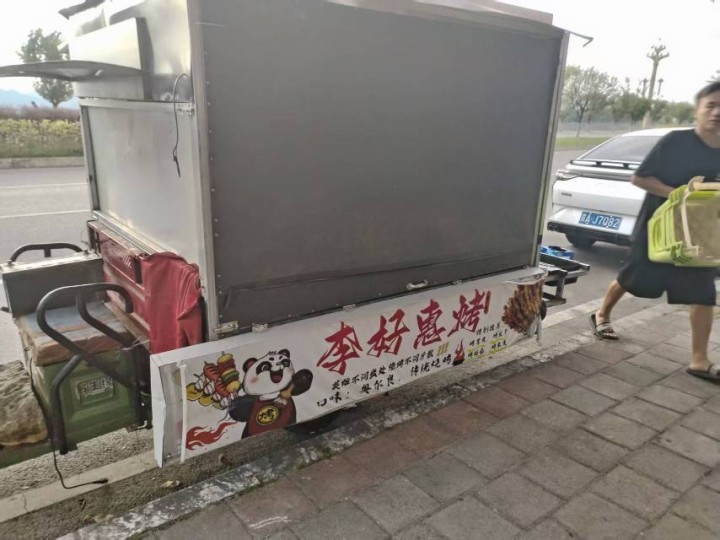 烧烤摆摊三轮车出售，带一米八三层冰柜展示柜可结冰，三轮车电池刚换，4KW逆变器，…图片2