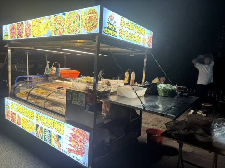 因特殊情况，现出售烧烤三轮车，带三阶梯冷藏展示柜，1.8米烧烤炉有养炭炉，有现成…图片2