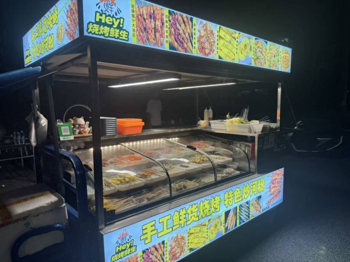 因特殊情况，现出售烧烤三轮车，带三阶梯冷藏展示柜，1.8米烧烤炉有养炭炉，有现成…图片3