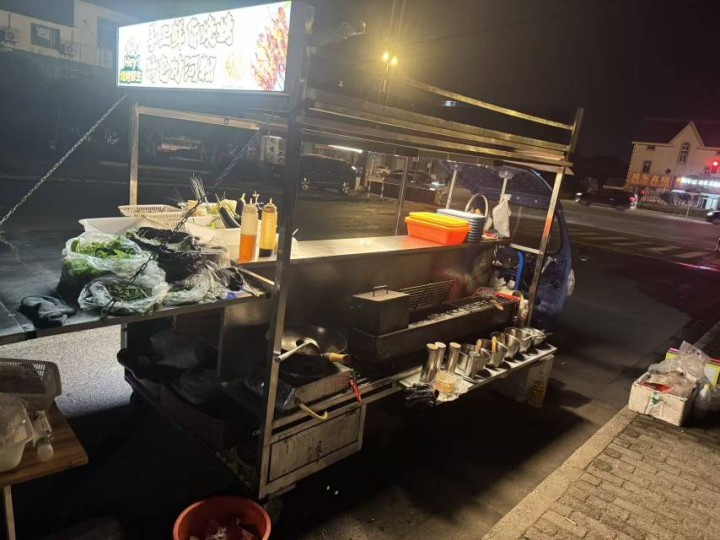 因特殊情况，现出售烧烤三轮车，带三阶梯冷藏展示柜，1.8米烧烤炉有养炭炉，有现成…图片4