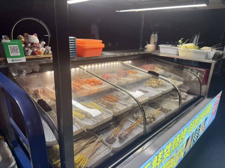 因特殊情况，现出售烧烤三轮车，带三阶梯冷藏展示柜，1.8米烧烤炉有养炭炉，有现成…