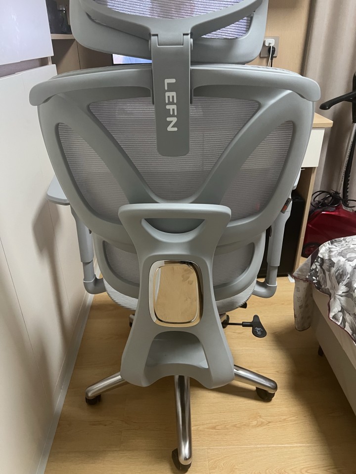 联丰人体工学椅（铝合金脚、四级气杆、尼龙坐垫、带脚托，可逍遥）原价600元，半年…
