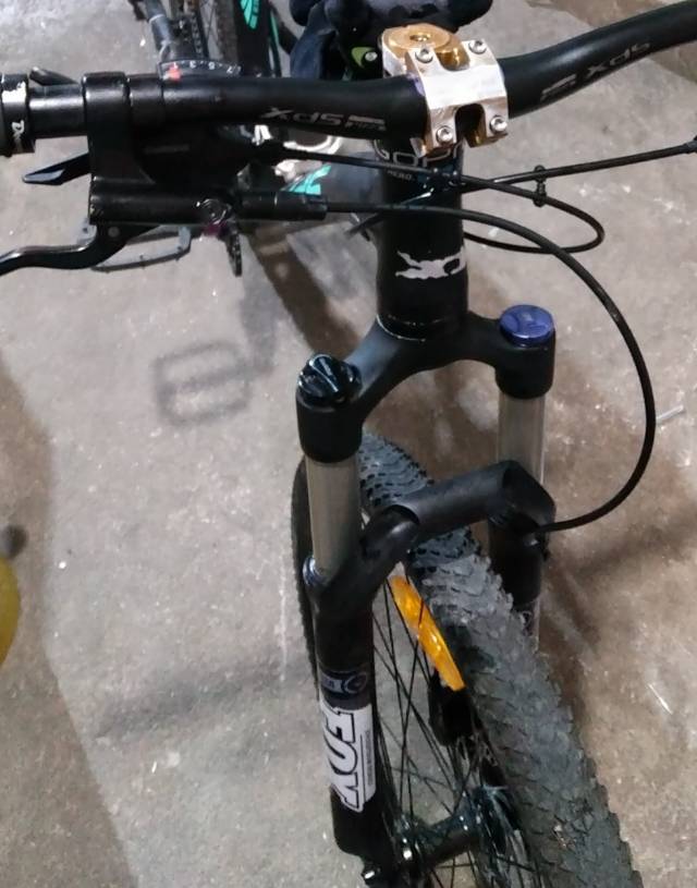 最近有很多人问我主播，主播2000以内用fox气压前叉的整车有吗？有的，兄弟，有…