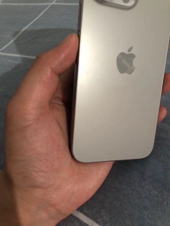 16pm后盖玻璃碎了一点，然后有一个不起眼的小磕碰，剩下没毛病，256g 国航在…