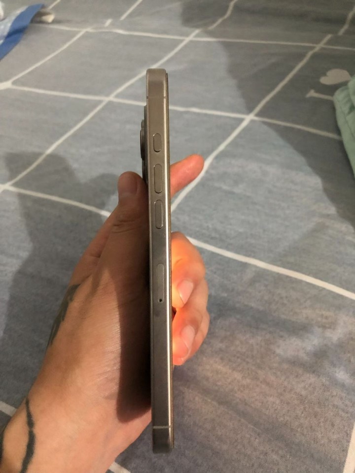 16pm后盖玻璃碎了一点，然后有一个不起眼的小磕碰，剩下没毛病，256g 国航在…图片6