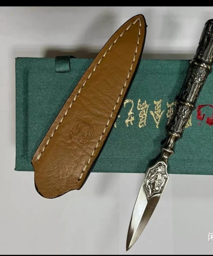 精美茶针，银色金属材质，刀身雕刻精美花纹，搭配棕色真皮皮革。刀身长度适中，做工精…